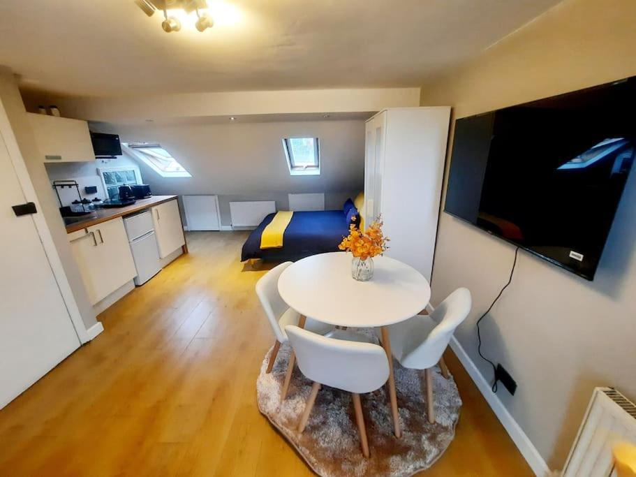 Alross Studio Flat / Private Bathroom London Ngoại thất bức ảnh