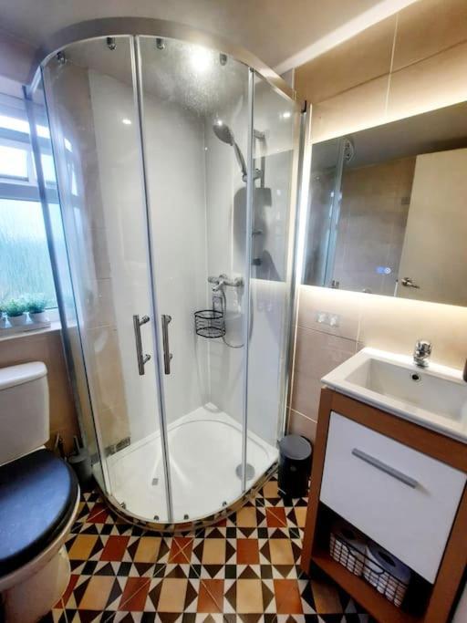 Alross Studio Flat / Private Bathroom London Ngoại thất bức ảnh