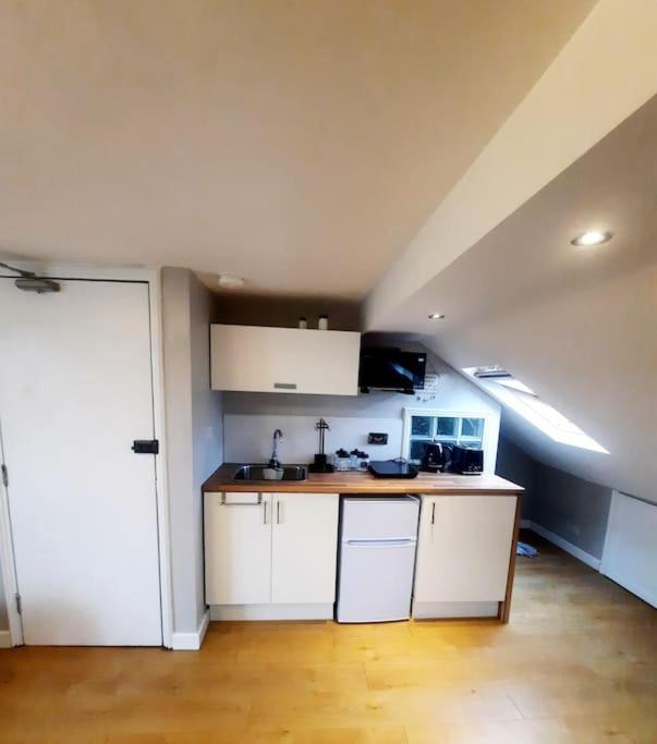 Alross Studio Flat / Private Bathroom London Ngoại thất bức ảnh