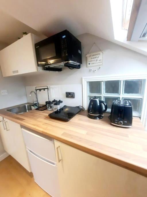 Alross Studio Flat / Private Bathroom London Ngoại thất bức ảnh